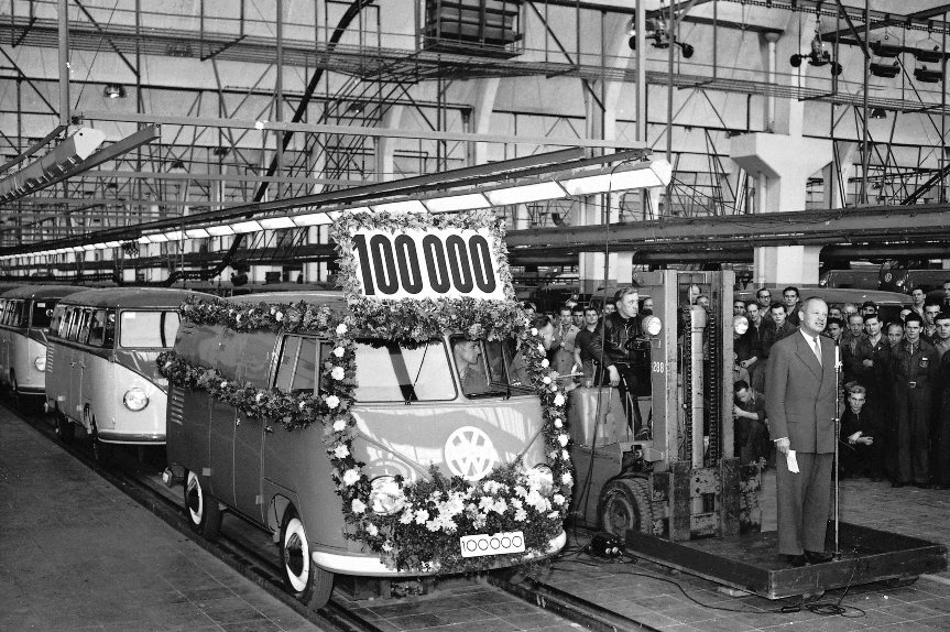 Volkswagen Bulli – история успеха: 60 лет с начала строительства завода по выпуску Transporter в Ганновере!